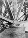 Sentinelle militaire, debout sur le pont de Québec 1916