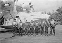 Membres de l'équipage non identifiés avec l'aéronef Consolidated Canso A 9752, SHADY LADY, du 4e Escadron (BR), ARC 21 mai 1944.