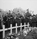 Le cornemuseur-major H. McDonald et les cornemuseurs D.W. MacDonald et W.J. Hannah à l'enterrement de 55 membres de la Compagnie « A », The Black Watch of Canada October 26, 1944.