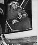 Le Dr W.E. Gallie avec le Dr D.E. Robertson, sorti de la mine de Moose River, à bord d'un avion de l'ARC sur le point de partir pour Halifax 24 Apr. 1936