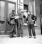 War correspondent Maurice Desjardins (left) talking with Lieutenant-Colonel Julien Bibeau (centre), Commanding Officer of Le Régiment de Maisonneuve, Ossendrecht, Netherlands, 17 October 1944 17 Ot 1944