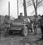 Personnel of the 8th Royal Scots linking up with personnel of the 1st Canadian Parachute Battalion after crossing the Rhine River, Bergerfarth, Germany, 25 Mar 1945 25 MAR 1945