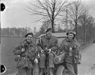 Photographers of the Canadian Army Film and Photo Unit attached to the 1st Canadian Parachute Battalion 27 mars 1945.