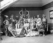 Groupe à un bal historique dont les costumes représentent les voyages des explorateurs scandinaves [entre le 18-29 février, 1896].