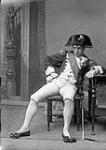 Agar Adamson costumé en Napoléon Bonaparte pour un bal de l'ère Victorienne à Toronto 1898.
