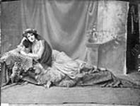 Lola Powell in costume Avril 1904