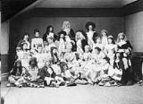 Groupe à un bal historique dont les costumes représentent "Les jours de colonisation et d'expansion - de Tracy à Frontenac, 1665-1698" February 1896.