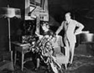 Douglas Fairbanks and Mary Pickford at CKAC studio (microphone in lampshade) 2 oct. 1922