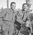 Le sergent Johnny Wayne et le sergent d'état-major Frank Shuster du Canadian Army Show se détendent avant une représentation de leur spectacle comique pour le personnel de la 2e Division de l'infanterie canadienne sept. 1944