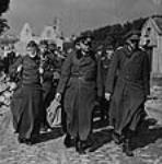 Officiers allemands capturés, marchant en direction du camp de prisonniers 19 Sept. 1944