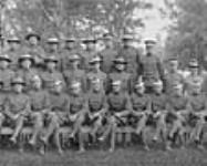 Partie d'une photographie panoramique. Portrait de groupe de cadets, cours numéro 12, Royal  Flying Corps 10 Sept. 1917