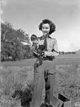 Le sergent Karen M. Hermiston, du Service féminin de l'Armée canadienne, tient un appareil-photo Rolleiflex October 5, 1944.
