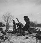 Personnel du Régiment de Kensington, 49e Division, Armée britannique, en train de tirer des mortiers de tranchée 20 Jan. 1945