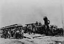 Le premier train direct du Canadien Pacifique entre l'Atlantique et le Pacifique, faisant un arrêt à Port-Arthur 30 juin 1886.