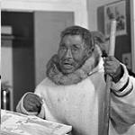 Parr, artiste inuit au centre d'art, à Cape Dorset, T.N.-O., [(Kingnait), Nunavut] August 1961.