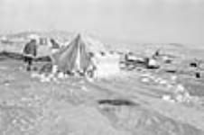 Une tente inuite à Coppermine, Territoires du Nord-Ouest, 1949 [Kugluktuk (anciennement Coppermine), Nunavut] 1949.