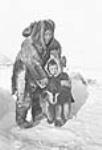 [(De gauche à droite) : Utnguyak et Kaksami, respectivement la défunte mère et le défunt frère de Martha. Kaksami s'est noyé à un très jeune âge.] 1949-1950