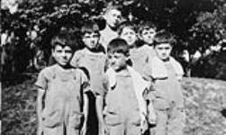 Ferme de réadaptation pour garçons arméniens : un groupe de sept jeunes garçons 1925