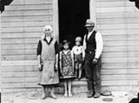 Hungarian settlers in Manitoba: Stefan Kalapos-Nyury with his wife and children in front of their new home 1930
