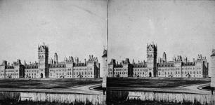 Édifices du Parlement vus de l'hôtel Russell ca 1867.