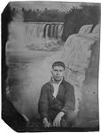 Ferrotype d'un jeune homme non identifié assit, avec les chutes Niagara en toile de fonds ca. 1870's