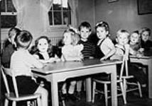 Salle à manger des tout-petits et des enfants d¿âge préscolaire à l¿étage de l¿Ottawa Day Nursery (l¿Andrew Fleck Child Centre depuis 1970).