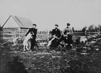 Pionniers polonais avec des chiens, près d'une cabane ca. 1897