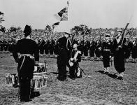 Le roi George VI présente son drapeau à la Marine royale du Canada durant une cérémonie au parc Beacon Hill 30 mai 1939