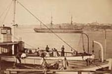 Navire (muni de trois mats et d'une cheminée) ancré devant Lévis 1870