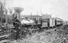 Locomotive no 218 du Chemin de fer Canadien Pacifique/Algoma, avec le chef de train C. T. Boyce, Algoma Mills (Ontario), 9 Juillet, 1887.