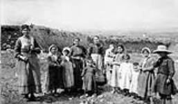 Group of women and children [between 1915-1916].