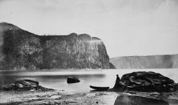 Vue d'un lac; la personne à droite est probablement le fils d'Alexander Henderson vers 1865