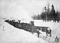 Chemins de fer nationaux du Canada. Locomotive chasse-neige et travailleurs à la gare Chaudière Février 1869