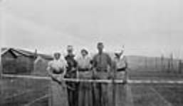 Infirmières militaires de l'Hôpital général no 4 (Université de Toronto), CSAC, à Kalamaria, en train de jouer au tennis avec des officiers alliés en visite [ca. May 1916].