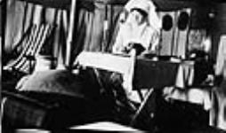 Infirmière militaire Ruby G. Peterkin, Hôpital général no 4 (Université de Toronto), CSAC, dans sa tente April 1916.