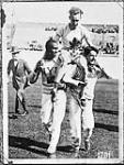Percy Williams, du Canada, porté par ses coéquipiers après avoir remporté la médaille d'or pour l'épreuve du 100 mètres hommes, aux IXe Jeux Olympiques d'été 1928