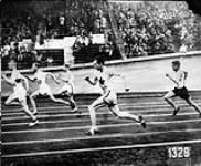 Percy Williams (quatrième à partir de la gauche), du Canada, prenant part à l'épreuve du 200 mètres hommes, lors des VIIIe Jeux Olympiques d'été 1928