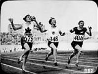 Myrtle Cook (à gauche), du Canada, remportant une éliminatoire pour l'épreuve du 100 mètres femmes, aux VIIIe Jeux Olympiques d'été 1928