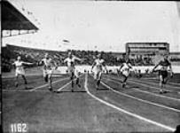 Percy Williams (quatrième à partir de la gauche), du Canada, remportant la médaille d'or pour l'épreuve du 200 mètres hommes, aux VIIIe Jeux Olympiques d'été 1928