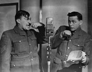 Johnny Wayne et Frank Shuster, durant une représentation de The Army Show à la radio de la SRC 21 janv. 1944