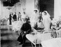 Infirmières militaires et soldats blessés à l'hôpital anglo-russe au Dmitri Palace c May 1916