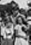 Adolf Hitler entouré d'enfants. On peut voir Baldur von Schirach à droite, derrière Hitler vers 1934 - 1939