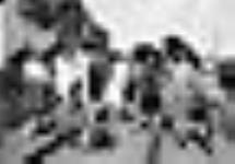 Un groupe de randonneurs en chemin vers Monfort : Mesdemoiselles Prince, De La Motte, Laframboise, Lubby et Hynn. Paul Lemieux est assis sur la voie ferrée 1928