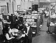 R.K. Taylor, du Toronto Star, et Evelyn Tufts, du Halifax Herald, dans les bureaux de la Tribune de la presse parlementaire, à la Chambre des communes June 1948