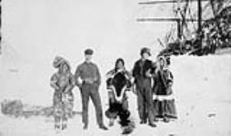 Groupe de femmes inuites et deux membres de l'équipage du C.G.S. ARCTIC, Pond Inlet, T.N.-O. [(Mittimatalik/Tununiq), Nunavut], 26 avril 1907 April 26, 1907.