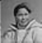 Portrait d'Evee, une jeune Inuite âgée de 18 ans. [Evie Anilniliak] Août 1946