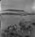Foule se rassemblant sur le quai de la Compagnie de la Baie d'Hudson à l'arrivée du C.G.S. C.D.HOWE. [Les gens se préparent à décharger le C.D. Howe, dans le fjord de Pannirtuuq.] Juillet 1951