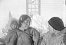 [(De gauche à droite) : Angutuk (bébé), Kigutikaryuk et Muchpah.] 1949-1950