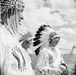 Chefs indiens Blood en daim blanc et en coiffure entière en plumes d'aigle 1960
