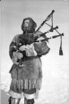 Employé de la Compagnie de la Baie d'Hudson d'origine écossaise jouant de la cornemuse April 1951